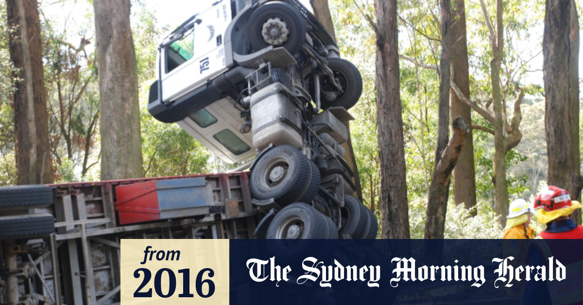 Truck rollover causes long delays on the M1 south of Sydney